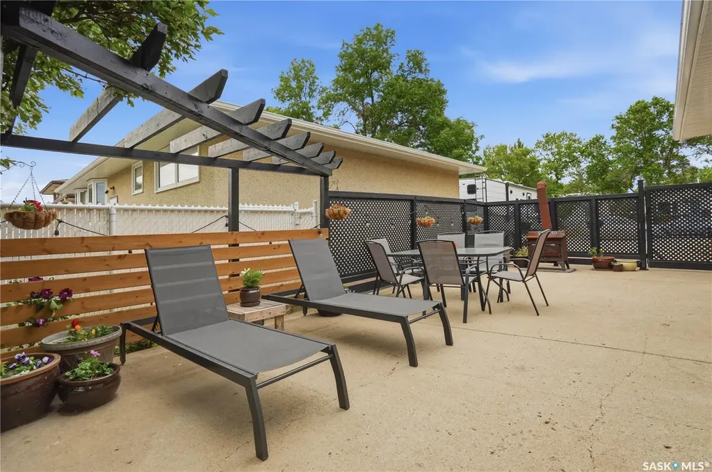 6207 1st Avenue N Regina SK S4T 7A1