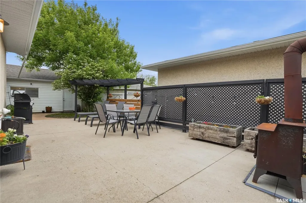 6207 1st Avenue N Regina SK S4T 7A1