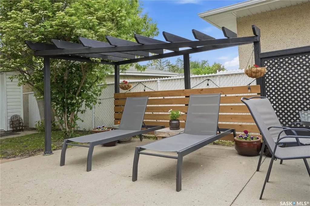 6207 1st Avenue N Regina SK S4T 7A1