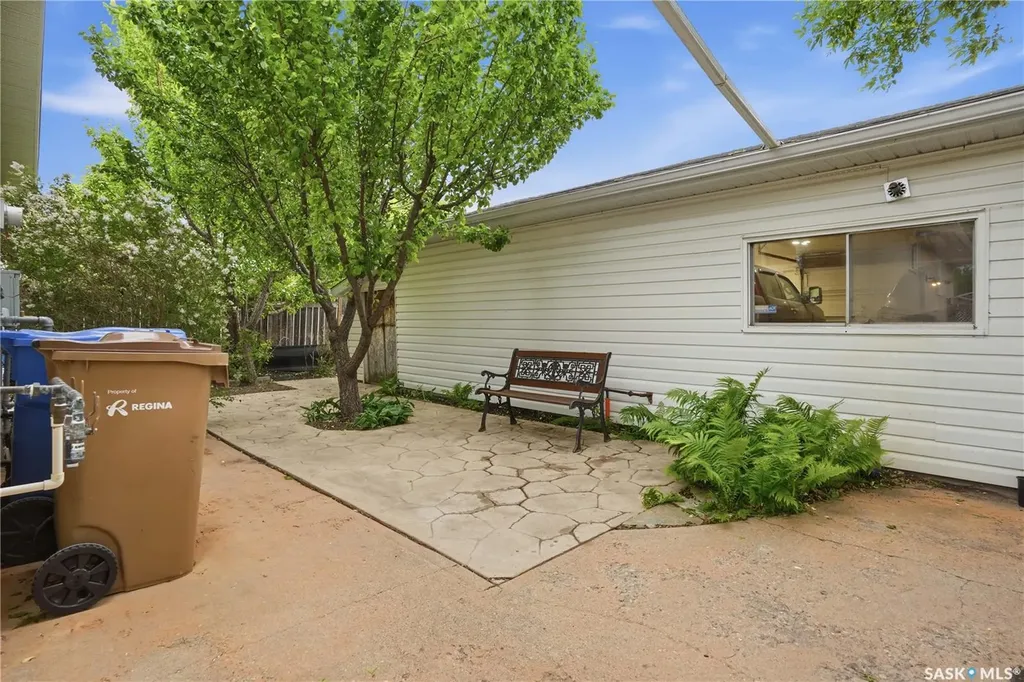 6207 1st Avenue N Regina SK S4T 7A1