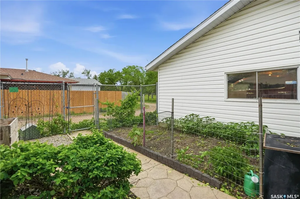 6207 1st Avenue N Regina SK S4T 7A1