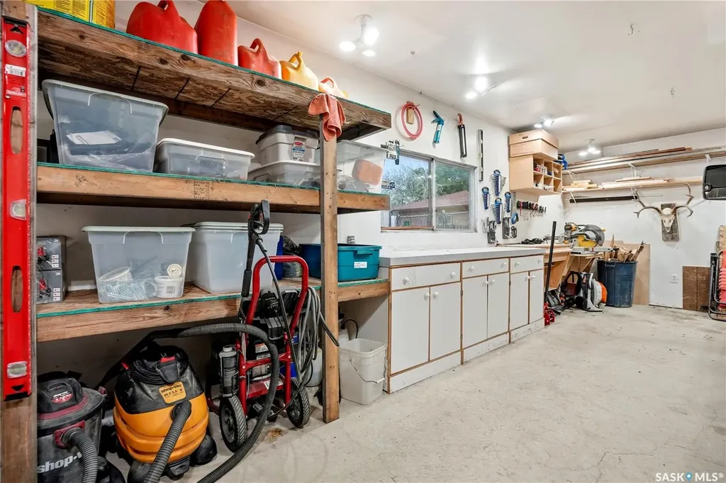 6207 1st Avenue N Regina SK S4T 7A1