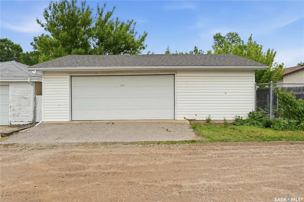 6207 1st Avenue N Regina SK S4T 7A1