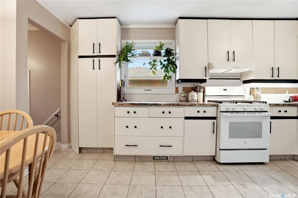 6207 1st Avenue N Regina SK S4T 7A1