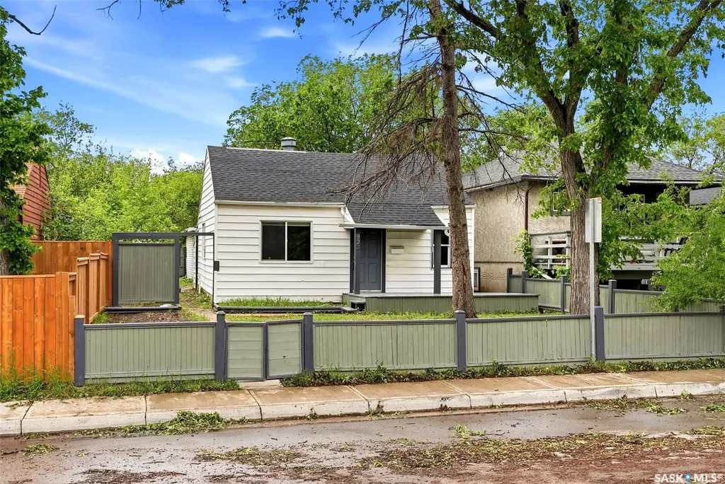 922 Athol Street Regina SK S4T 3B7