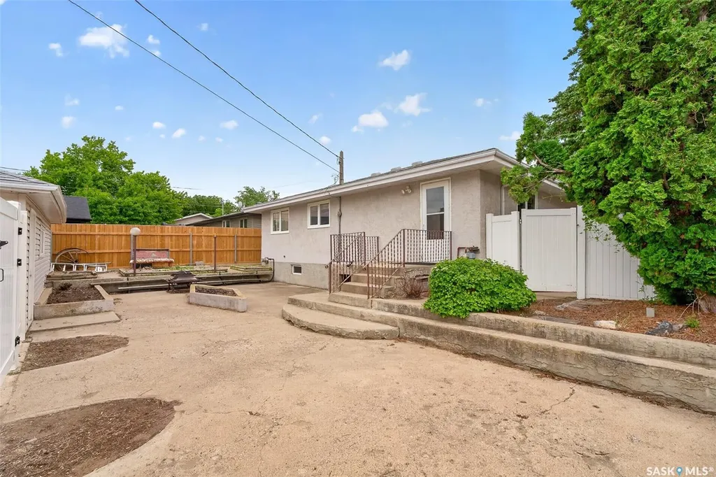 1198 Duffield Crescent Moose Jaw SK S6H 5M4