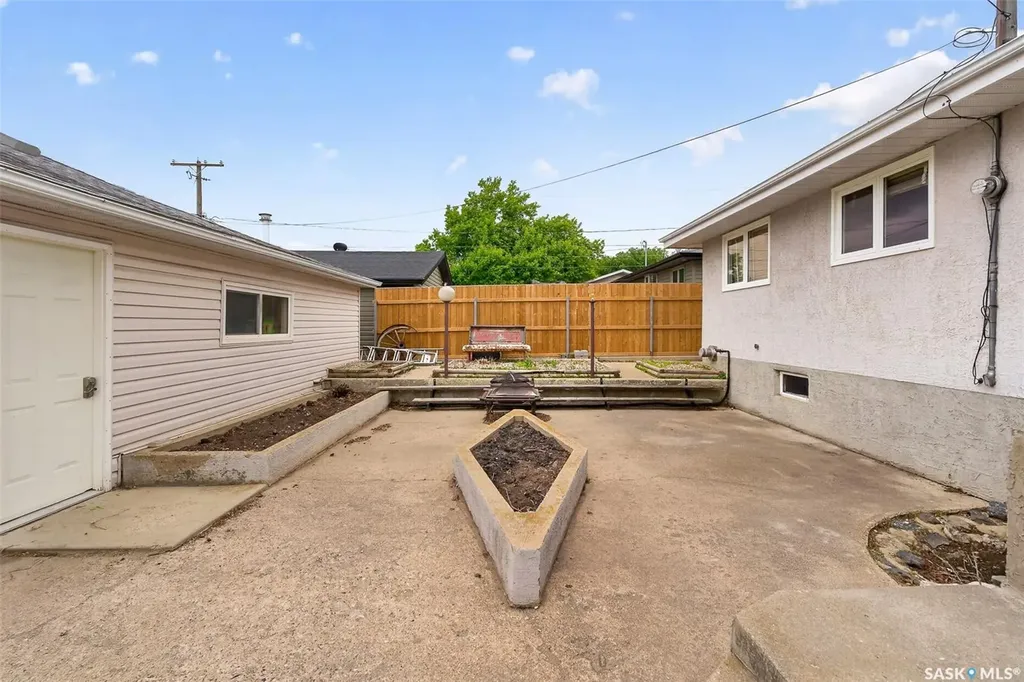 1198 Duffield Crescent Moose Jaw SK S6H 5M4