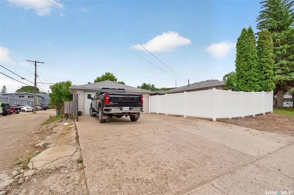 1198 Duffield Crescent Moose Jaw SK S6H 5M4