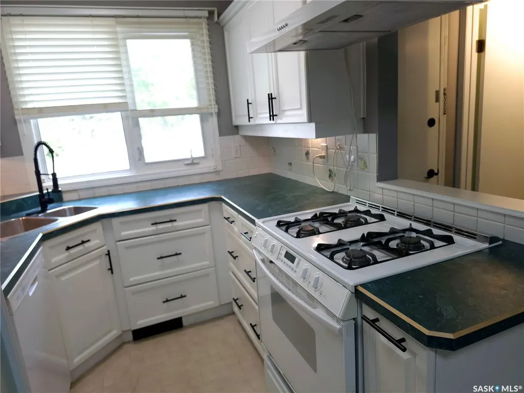 1128 Mckercher Drive Saskatoon SK S7H 4Y7
