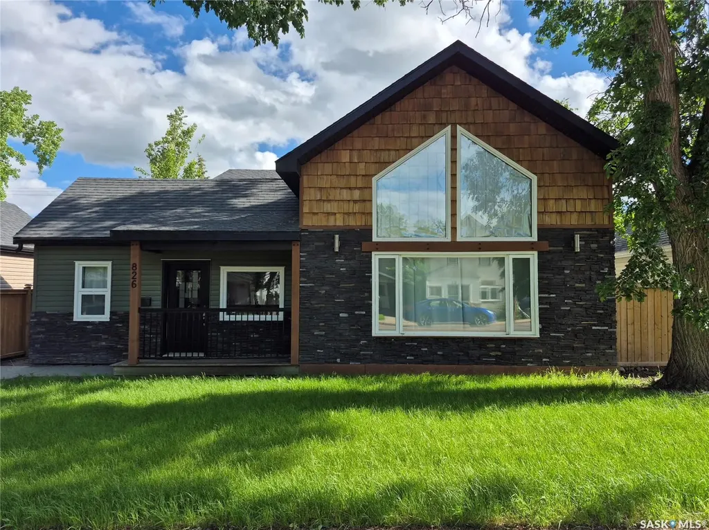826 Chaplin Street E Swift Current SK S9H 1J5