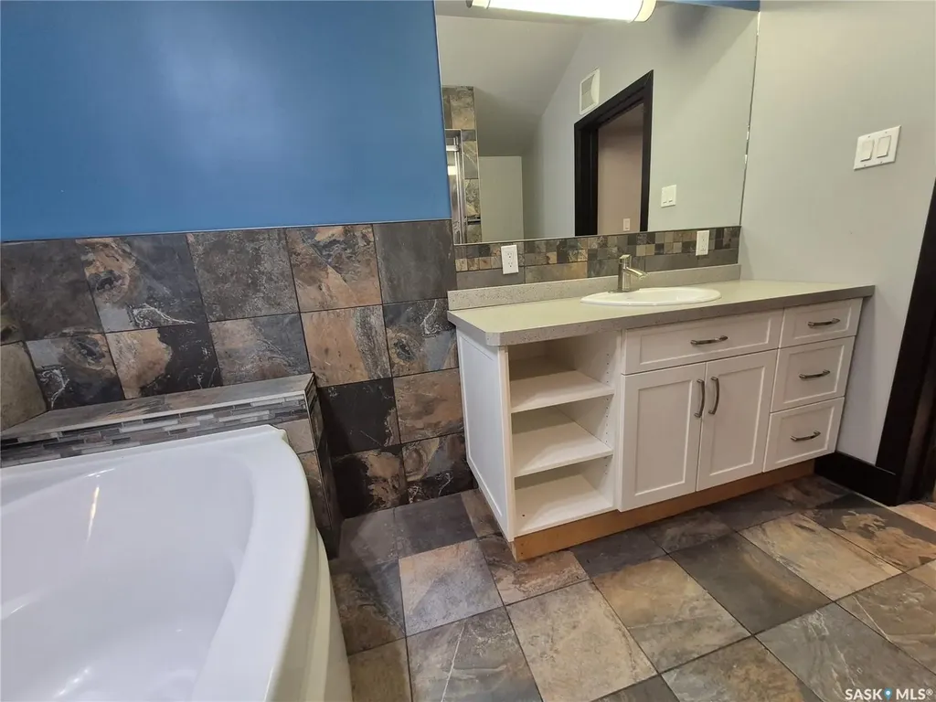 826 Chaplin Street E Swift Current SK S9H 1J5