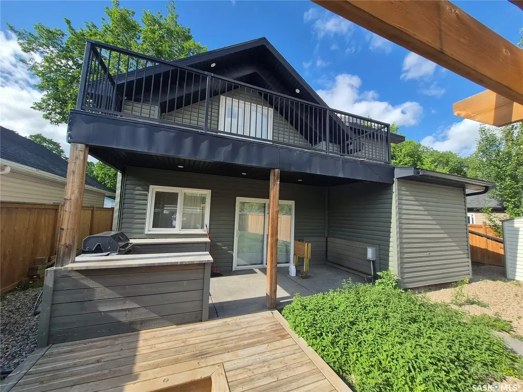 826 Chaplin Street E Swift Current SK S9H 1J5