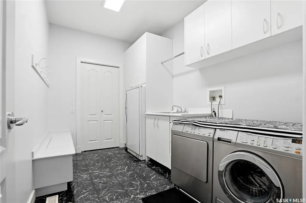 214 Mendel Green Saskatoon SK S7J 5J7
