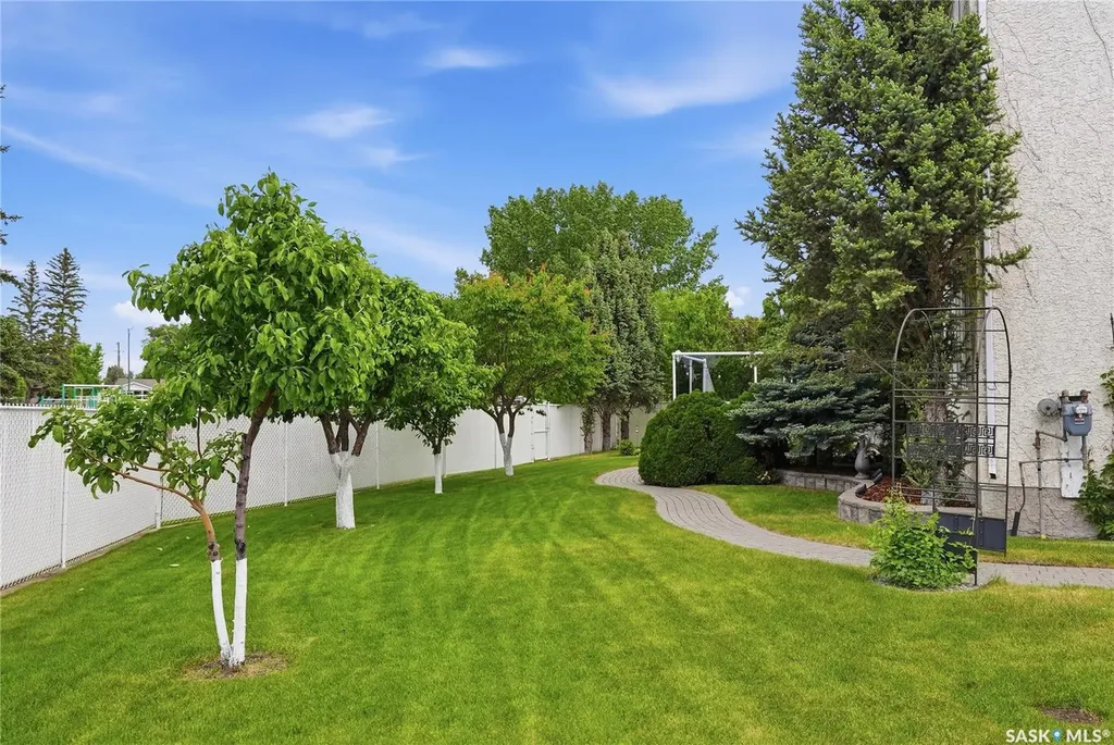 214 Mendel Green Saskatoon SK S7J 5J7