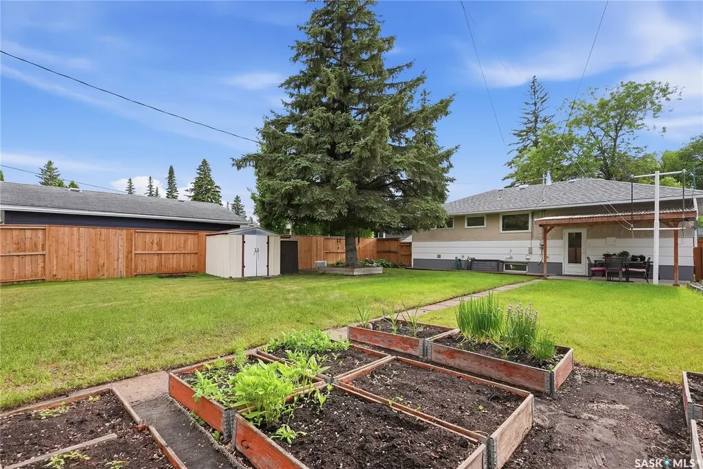2321 Munroe Avenue S Saskatoon SK S7J 1S4