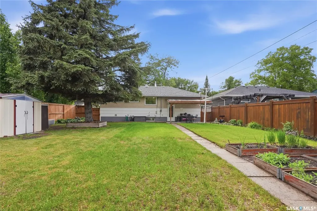 2321 Munroe Avenue S Saskatoon SK S7J 1S4