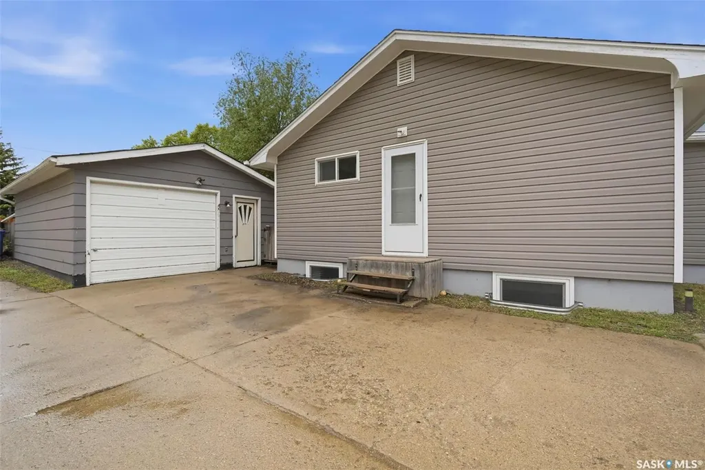 27 2nd Avenue Clavet SK S0K 0Y0