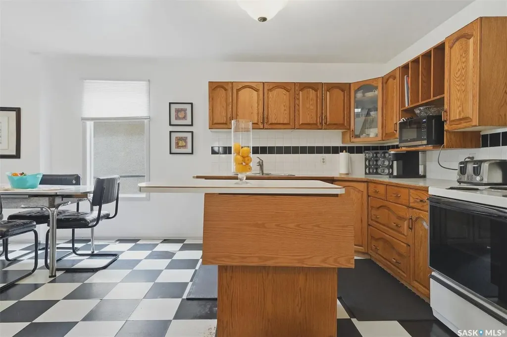 1003 6th Street E Saskatoon SK S7H 1E1