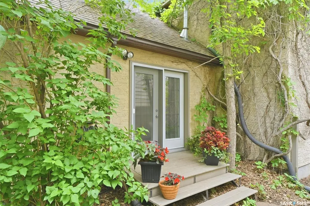1003 6th Street E Saskatoon SK S7H 1E1
