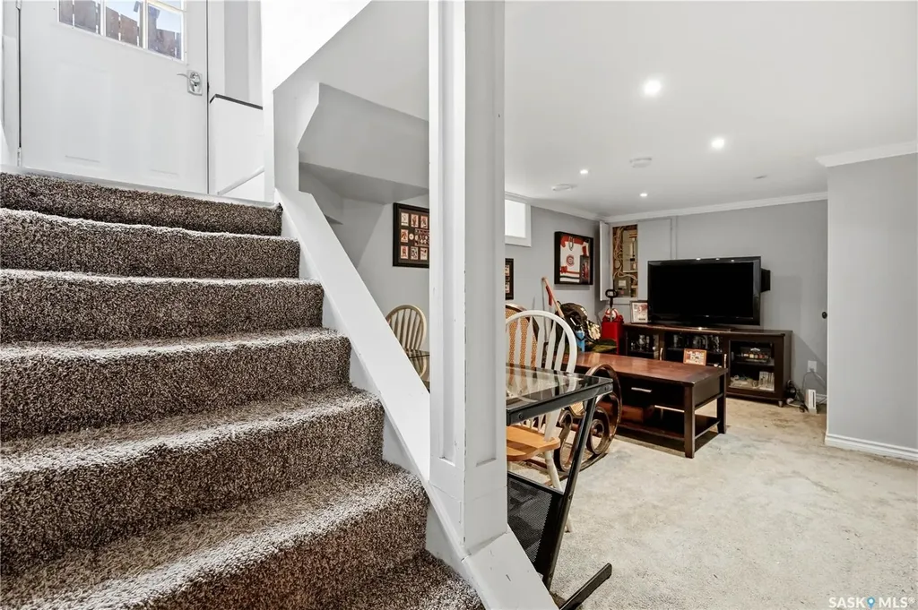 1027 Grafton Avenue Moose Jaw SK S6H 3S2