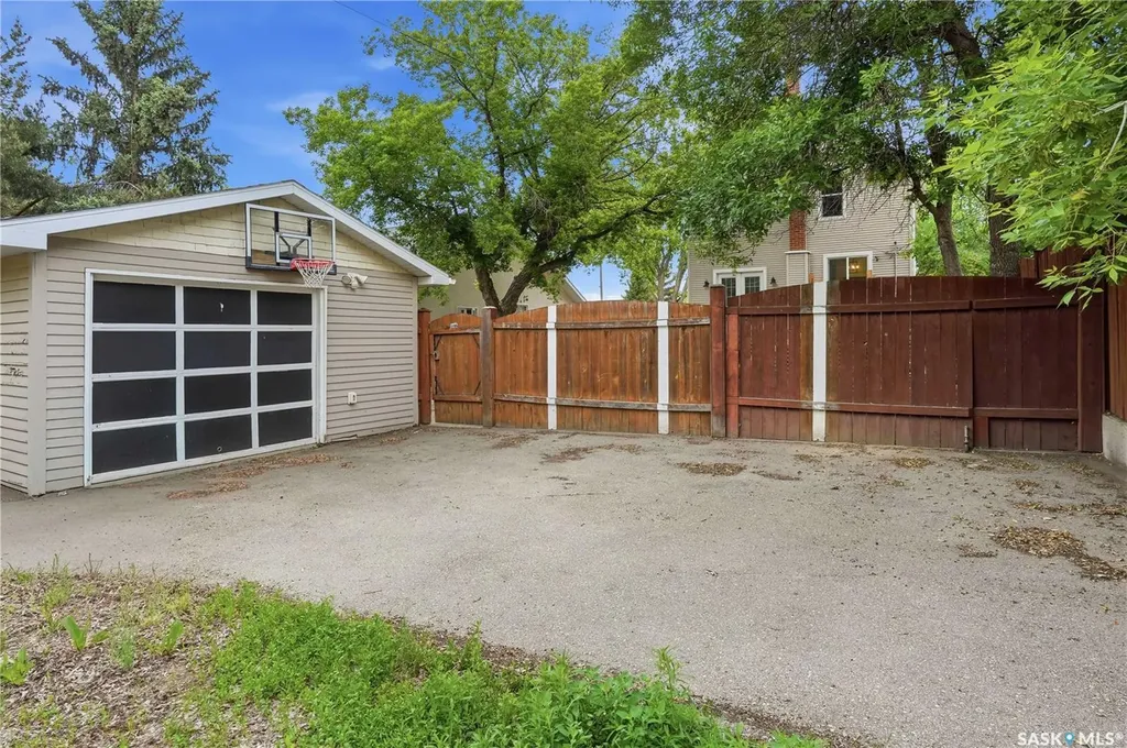 1027 Grafton Avenue Moose Jaw SK S6H 3S2