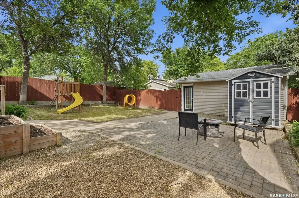 1027 Grafton Avenue Moose Jaw SK S6H 3S2
