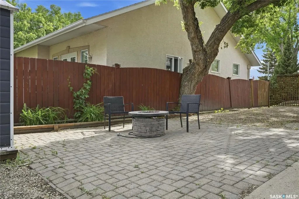 1027 Grafton Avenue Moose Jaw SK S6H 3S2