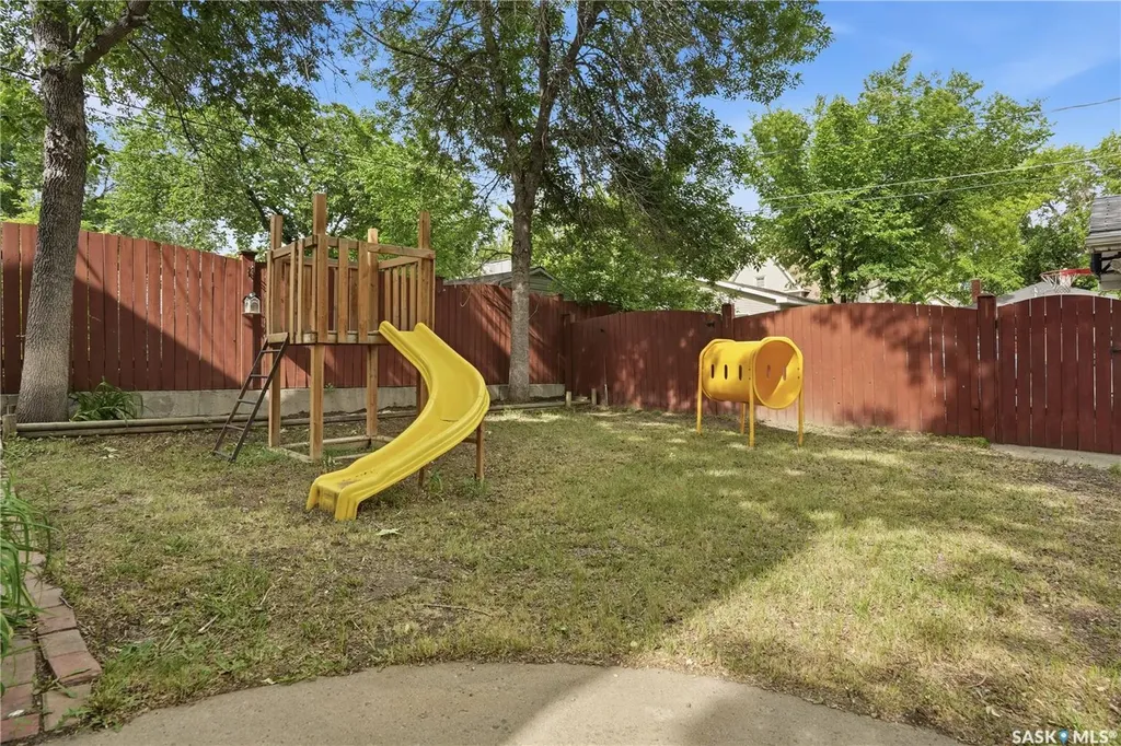 1027 Grafton Avenue Moose Jaw SK S6H 3S2