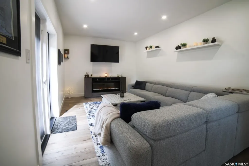 1287 Simcoe Street Moose Jaw SK S6H 3J5