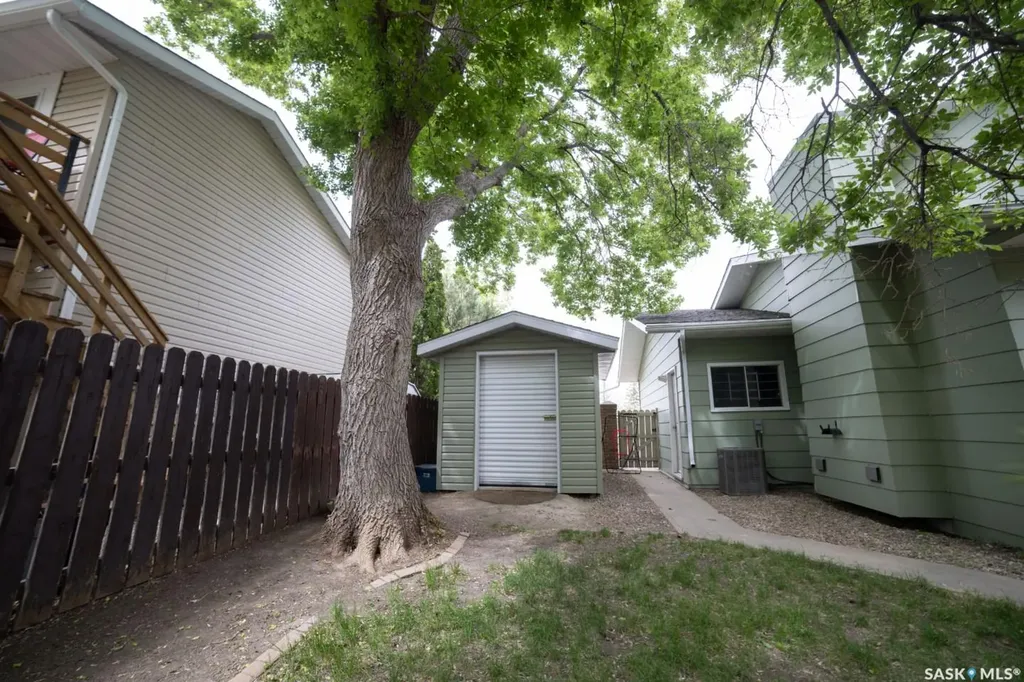 1287 Simcoe Street Moose Jaw SK S6H 3J5