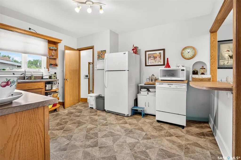 1140 Clifton Avenue Moose Jaw SK S6H 3L5