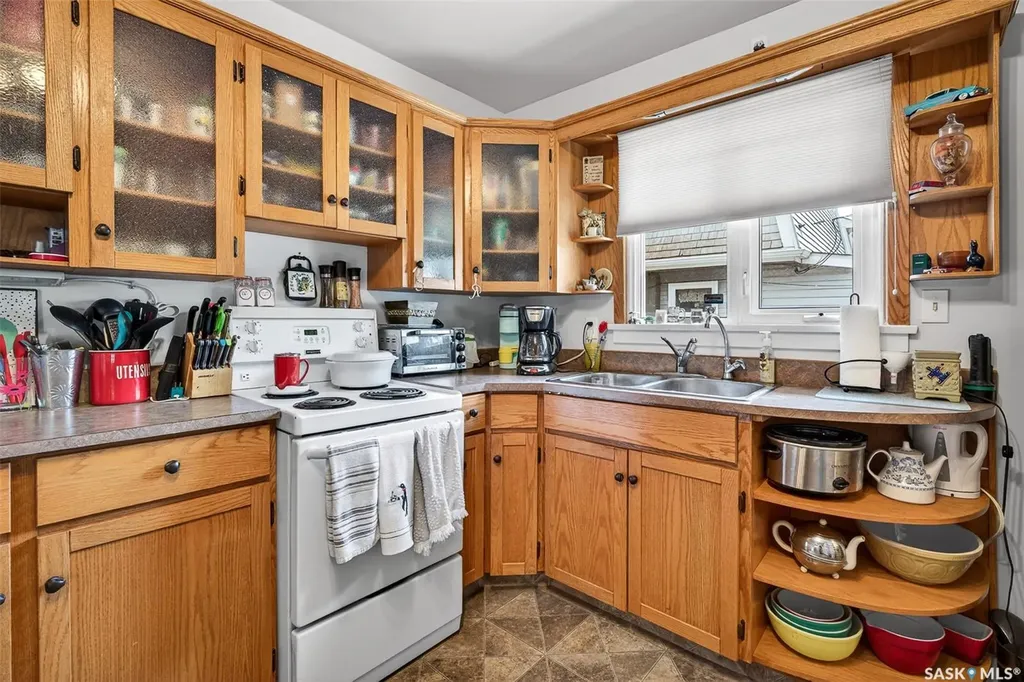 1140 Clifton Avenue Moose Jaw SK S6H 3L5