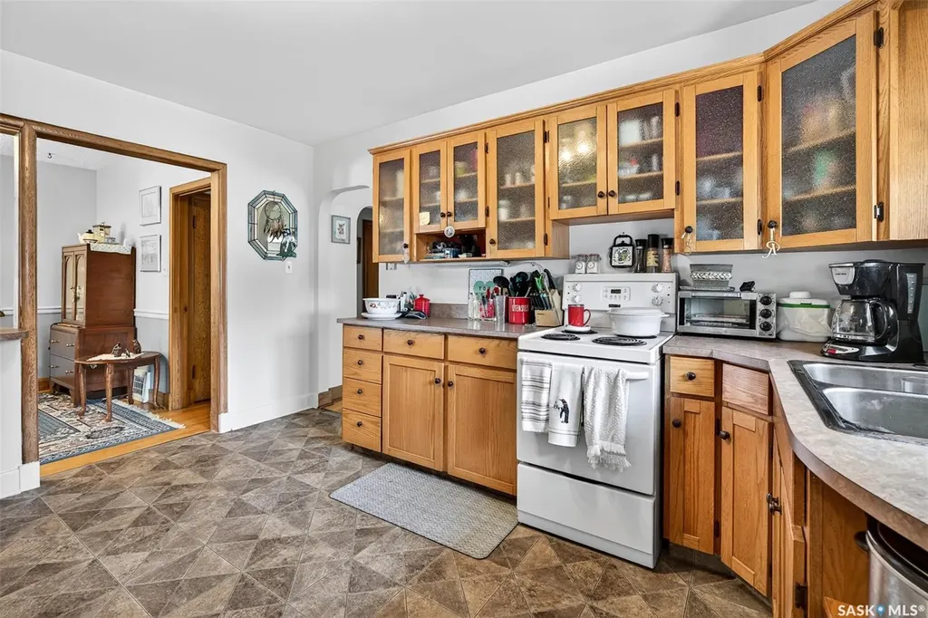 1140 Clifton Avenue Moose Jaw SK S6H 3L5