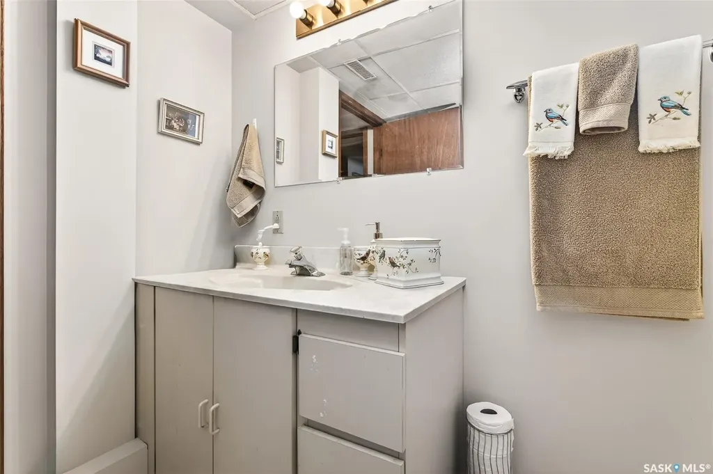 1140 Clifton Avenue Moose Jaw SK S6H 3L5