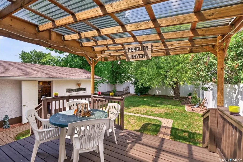 1140 Clifton Avenue Moose Jaw SK S6H 3L5