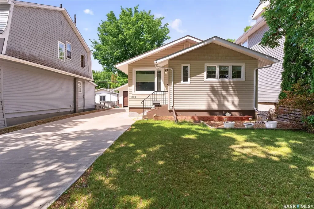 1140 Clifton Avenue Moose Jaw SK S6H 3L5