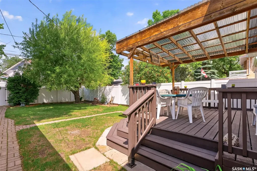 1140 Clifton Avenue Moose Jaw SK S6H 3L5