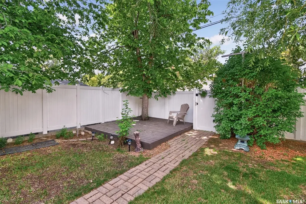 1140 Clifton Avenue Moose Jaw SK S6H 3L5