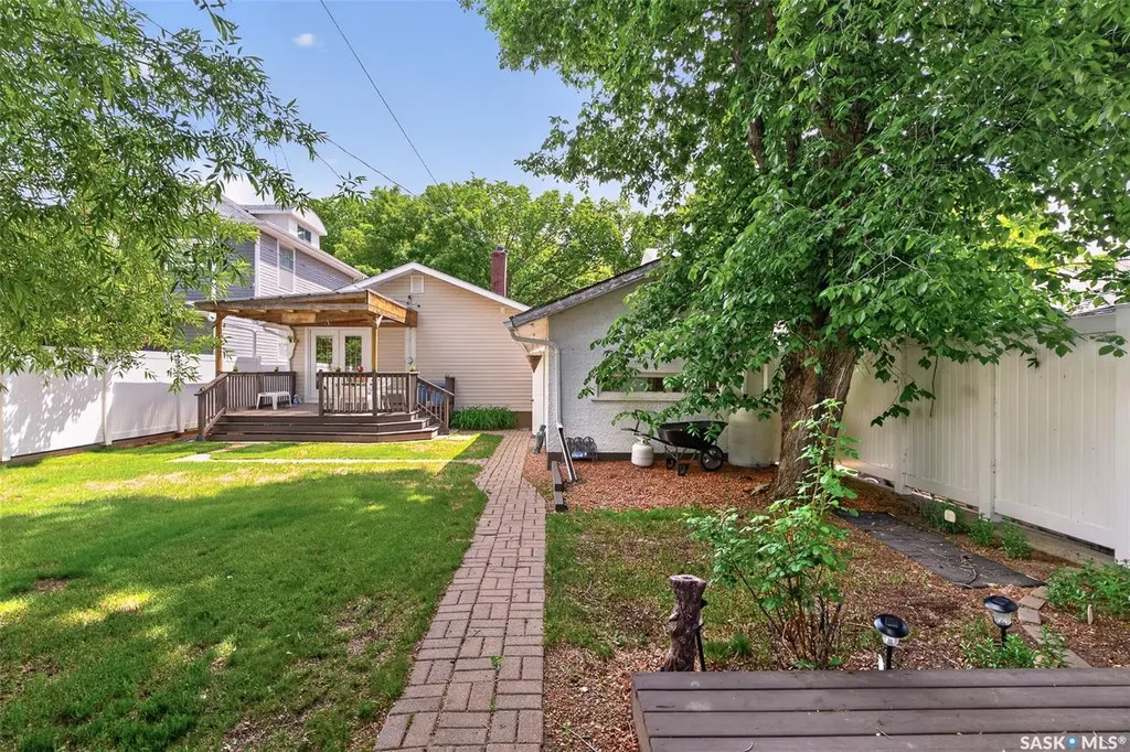 1140 Clifton Avenue Moose Jaw SK S6H 3L5