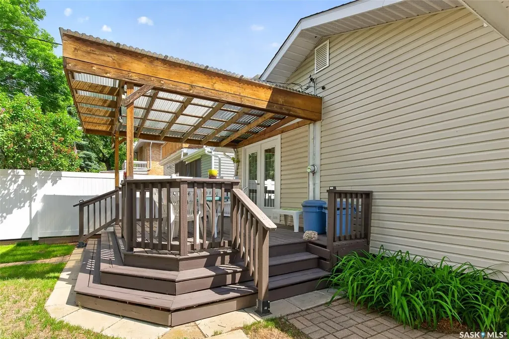 1140 Clifton Avenue Moose Jaw SK S6H 3L5