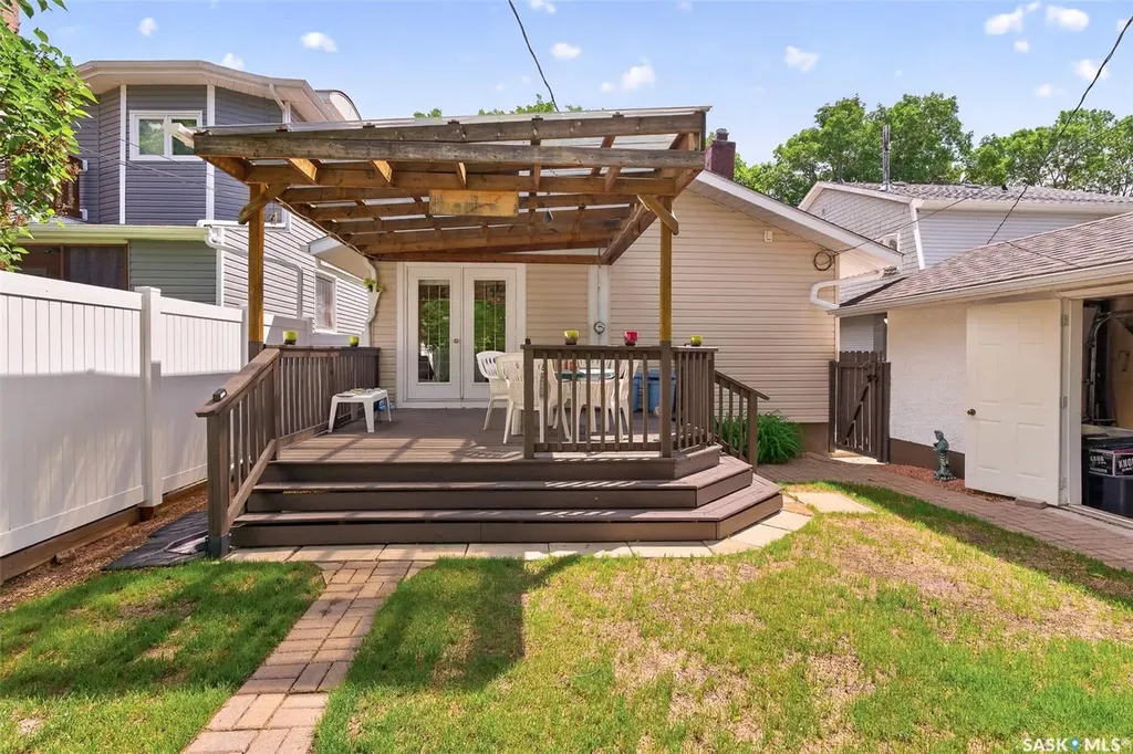 1140 Clifton Avenue Moose Jaw SK S6H 3L5
