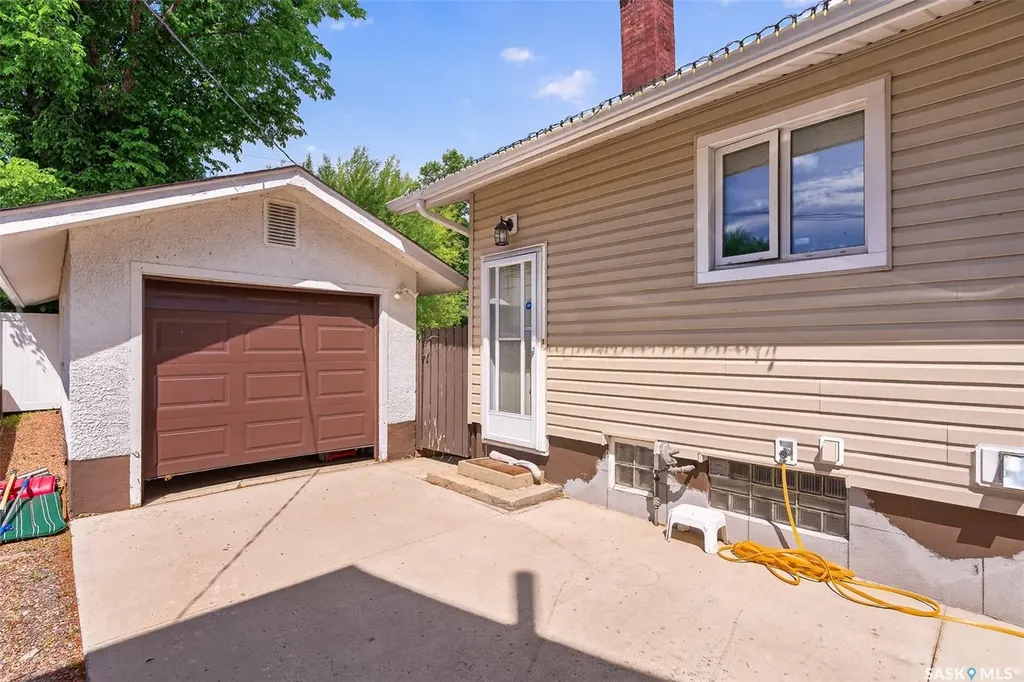 1140 Clifton Avenue Moose Jaw SK S6H 3L5