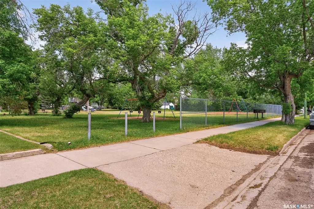1140 Clifton Avenue Moose Jaw SK S6H 3L5