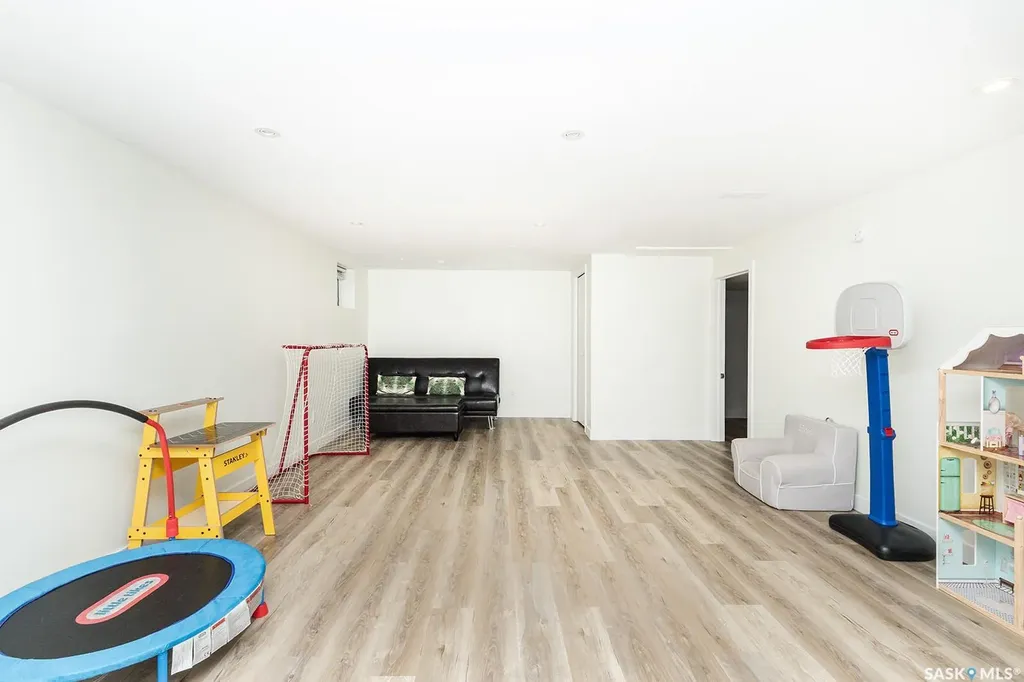 4 Rutter Crescent Saskatoon SK S7H 3B7