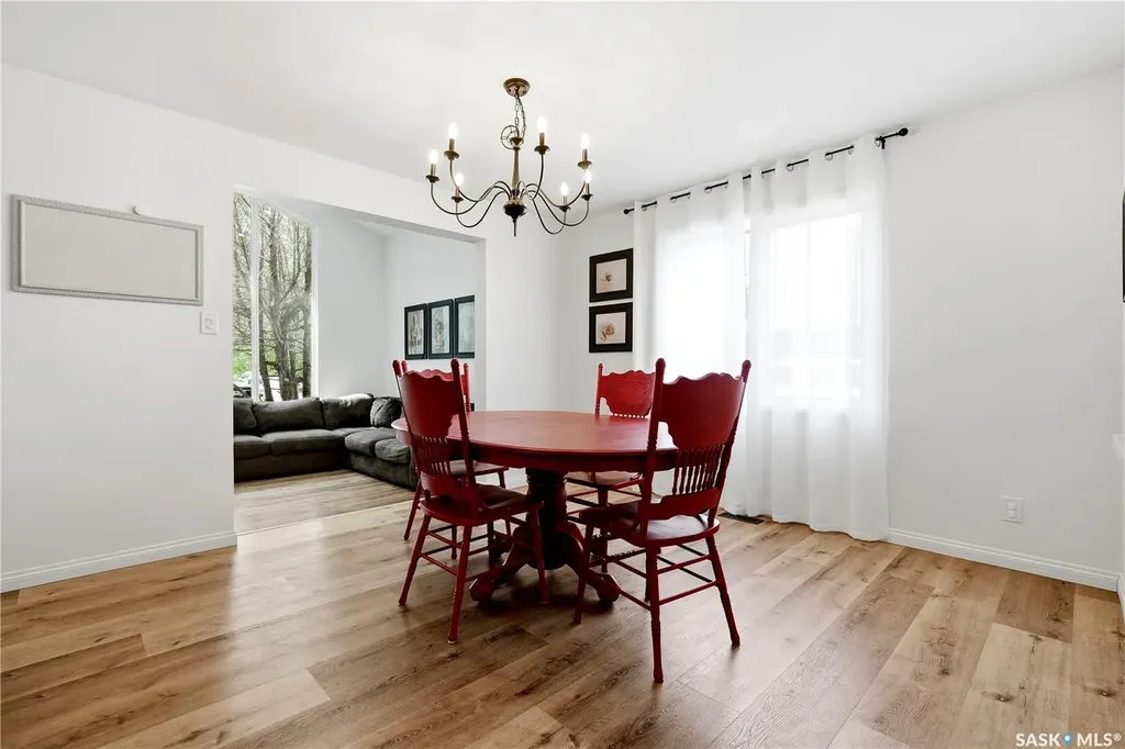 2206 Hanover Crescent E Regina SK S4V 0Z6