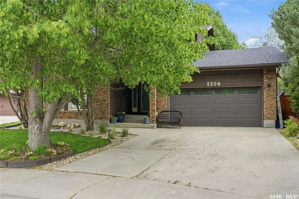 2206 Hanover Crescent E Regina SK S4V 0Z6