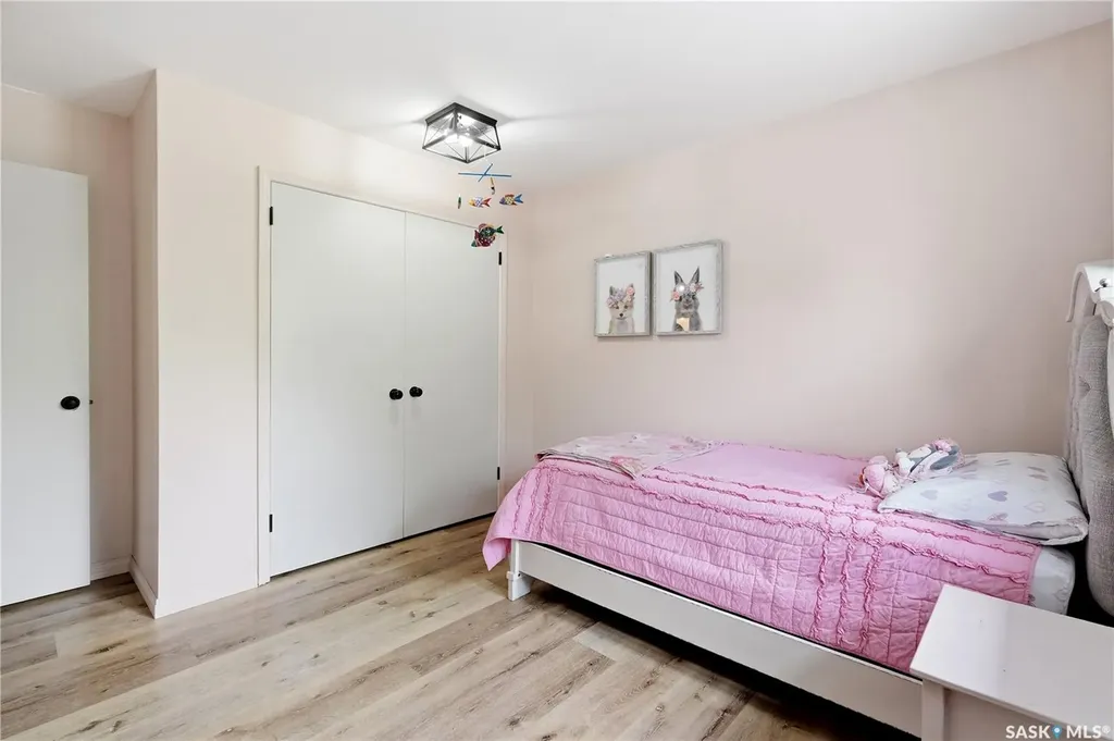 2206 Hanover Crescent E Regina SK S4V 0Z6