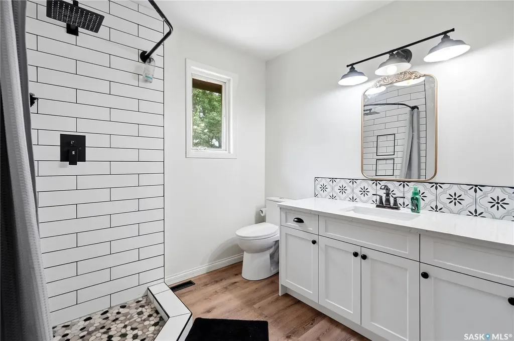 2206 Hanover Crescent E Regina SK S4V 0Z6