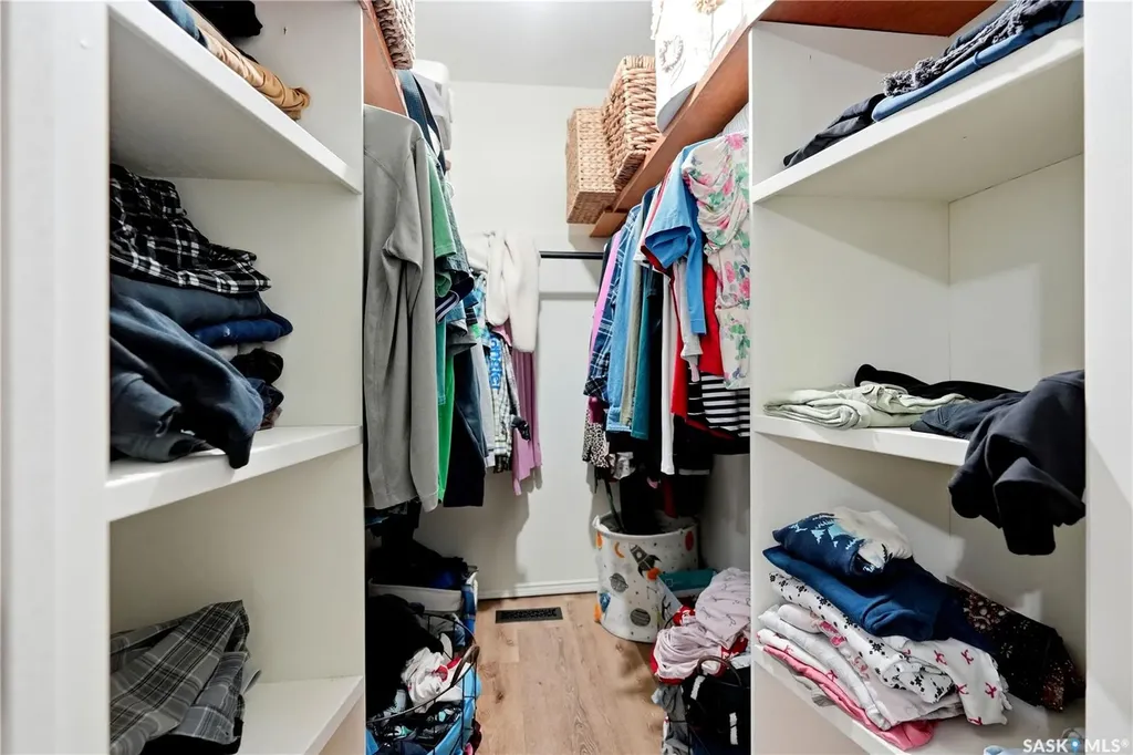 2206 Hanover Crescent E Regina SK S4V 0Z6