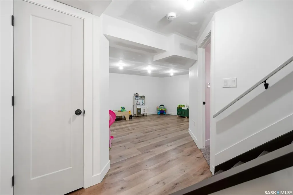 2206 Hanover Crescent E Regina SK S4V 0Z6